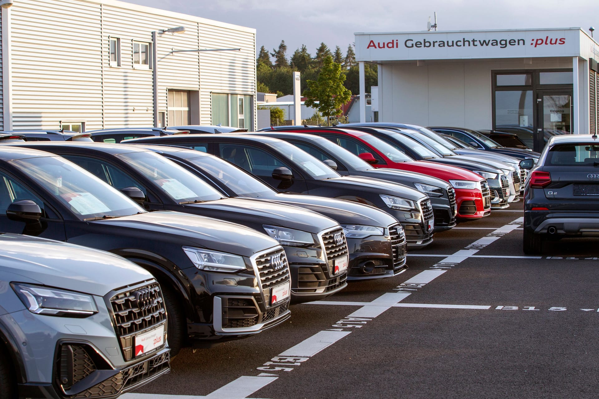 Autos (Symbild): Die Fahrzeuge könnten wegen der Chipkrise teurer werden.