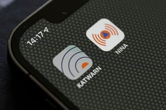 KATWARN und NINA auf einem Smartphone (Symbolbild): Die Apps sollen bei Katastrophen warnen.