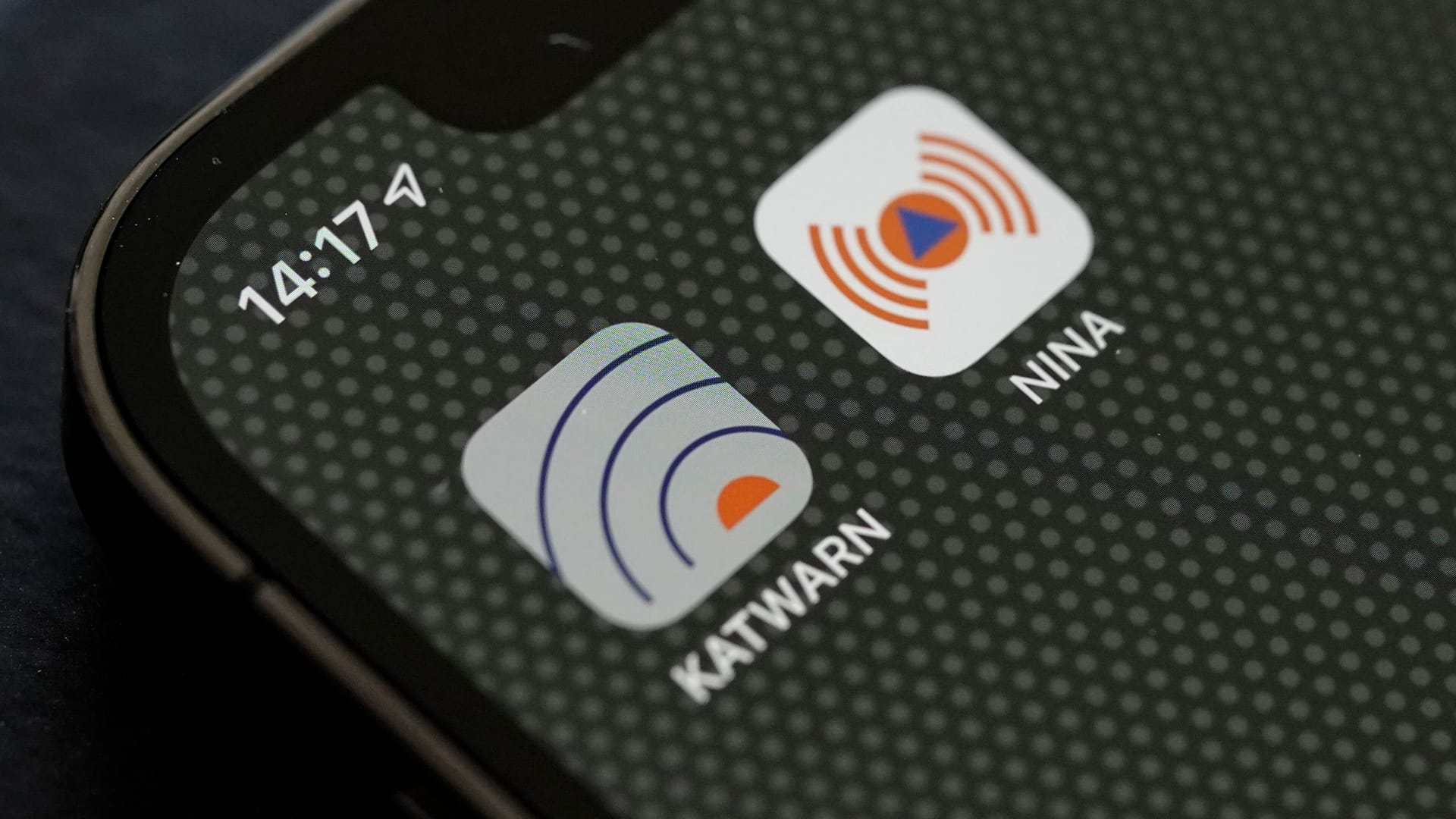KATWARN und NINA auf einem Smartphone (Symbolbild): Die Apps sollen bei Katastrophen warnen.