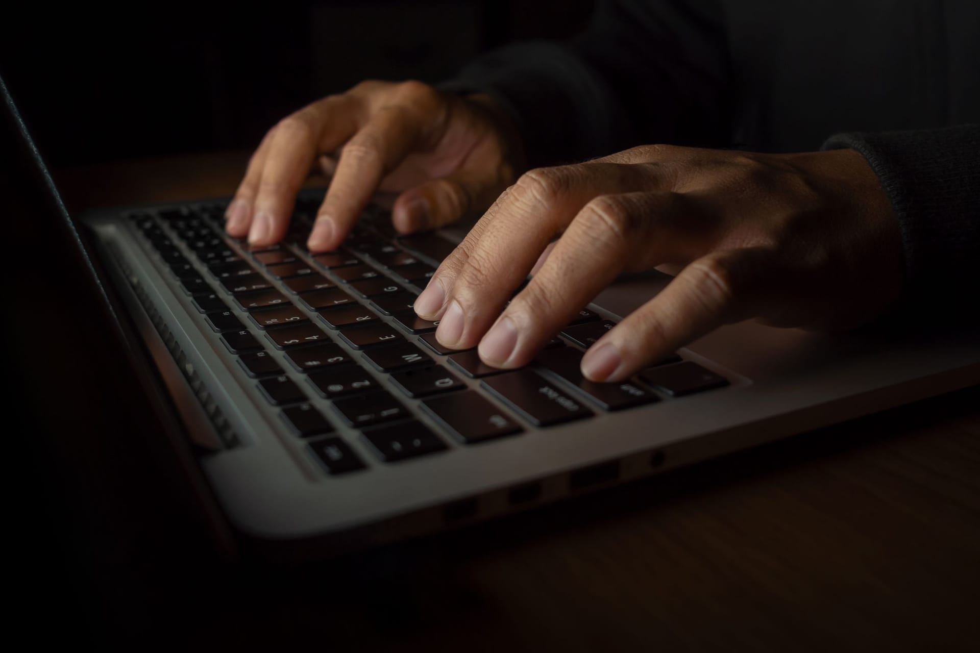 Symbolische Darstellung für einen Hacker: Kriminelle haben Kryptowährungen im Wert von bis zu 600 Millionen Dollar gestohlen.