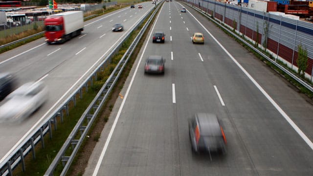 Gemächlich über die Mittelspur: Über die Regeln dazu herrscht bei manchem Autofahrer Unklarheit.