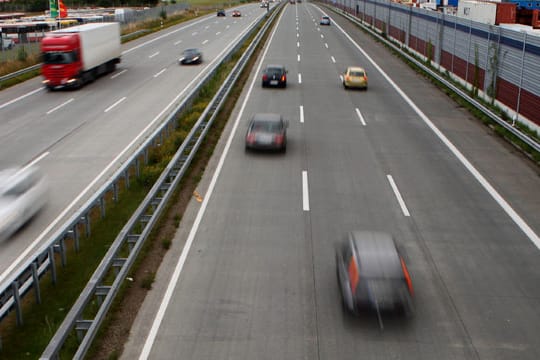 Gemächlich über die Mittelspur: Über die Regeln dazu herrscht bei manchem Autofahrer Unklarheit.