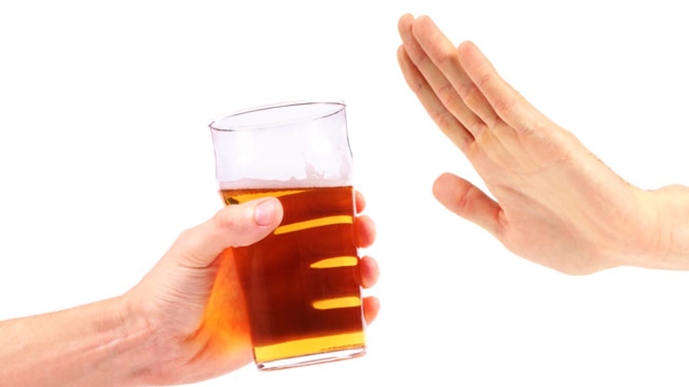 Um einen Rückfall zum Alkoholismus zu vermeiden, sollten Sie Risikosituationen erkennen und meistern.