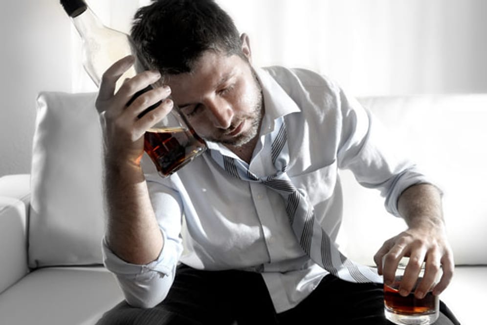 Die Folgen von Alkoholismus auf den Körper sind enorm, deswegen sollte man beim Alkoholkonsum sehr vorsichtig sein.