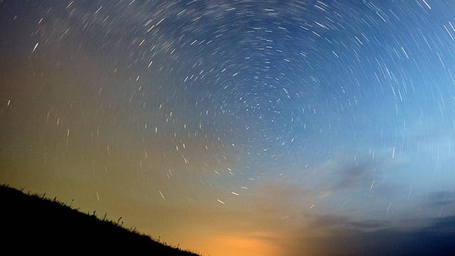 Faszinierendes Schauspiel: Sternschnuppen am Abendhimmel.