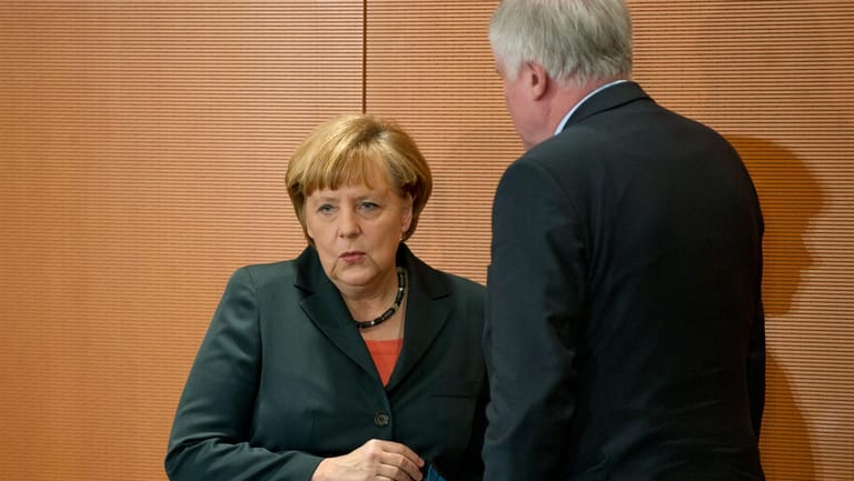 Bundeskanzlerin Angela Merkel und der CSU-Chef Horst Seehofer haben verschiedene Ansichten zum Umgang mit der Flüchtlingskrise.