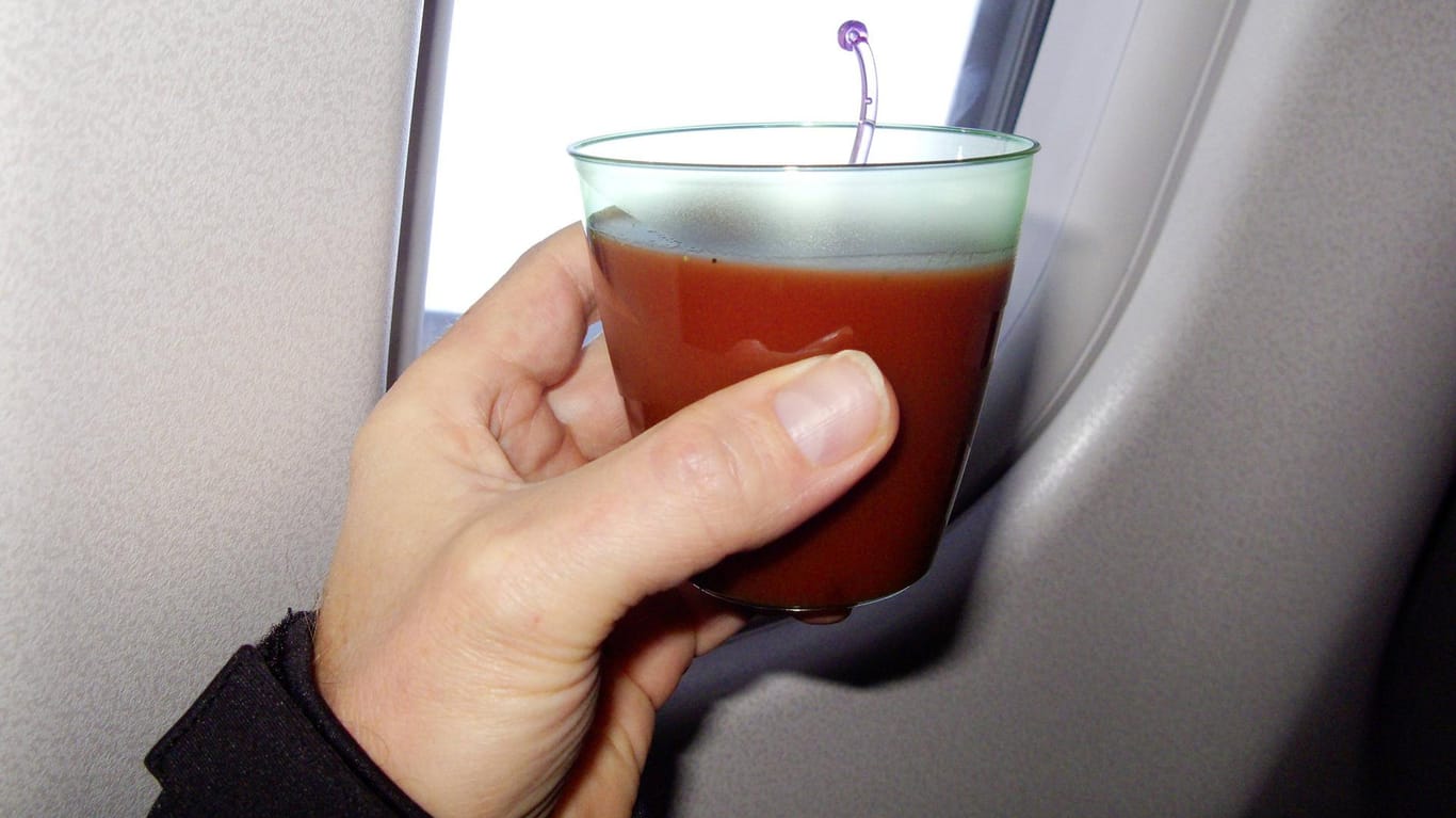Getränk: Im Flugzeug wird Tomatensaft relativ gesehen deutlich häufiger als am Boden getrunken.