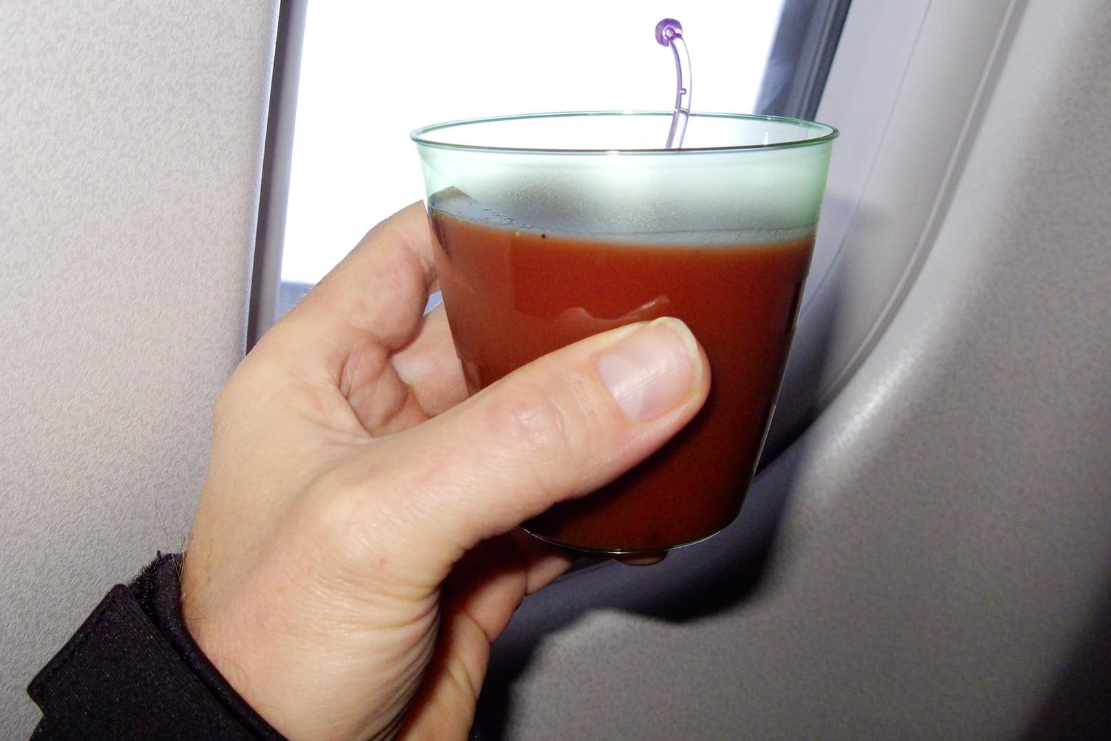 Getränk: Im Flugzeug wird Tomatensaft relativ gesehen deutlich häufiger als am Boden getrunken.