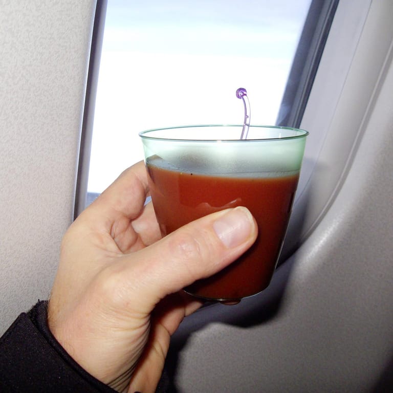 Getränk: Im Flugzeug wird Tomatensaft relativ gesehen deutlich häufiger als am Boden getrunken.
