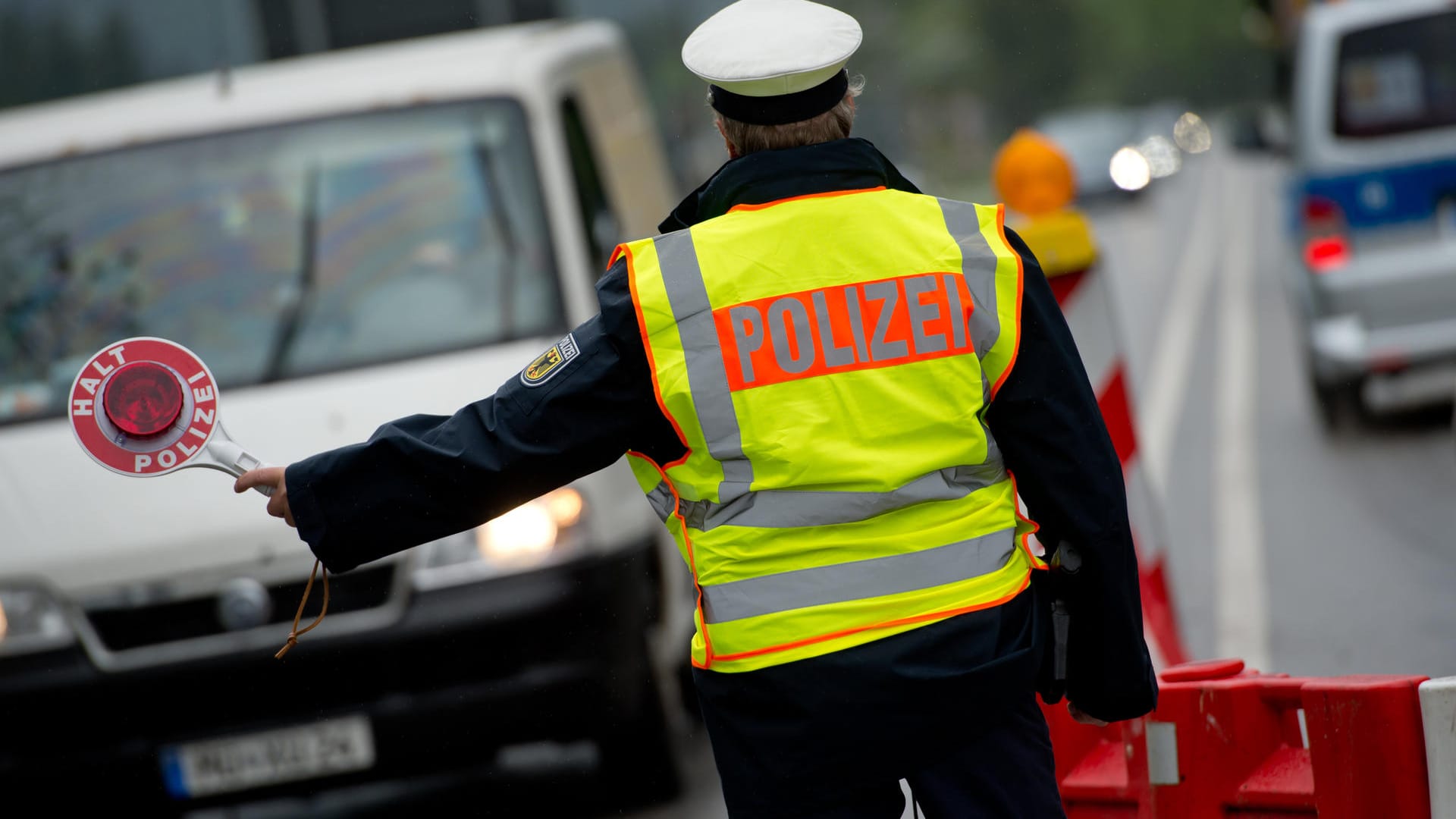 Ein Polizist kontrolliert am bayerischen Grenzübergang in Mittenwald die von Österreich einreisenden Autos.