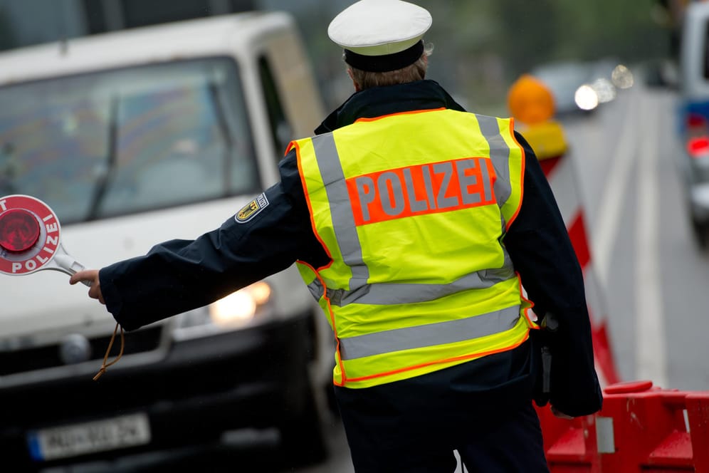 Ein Polizist kontrolliert am bayerischen Grenzübergang in Mittenwald die von Österreich einreisenden Autos.