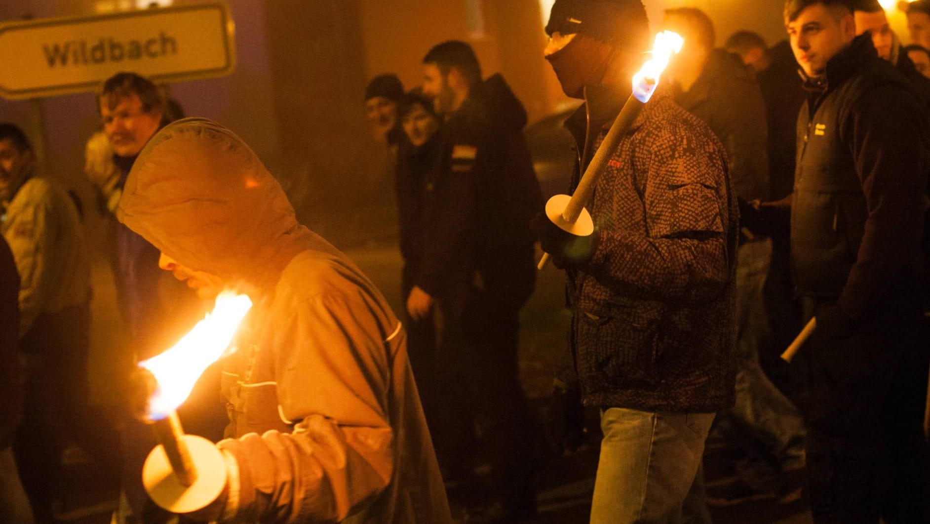 Ein von der NPD angemeldeter Fackelmarsch von Neonazis und Bürgern gegen Asylbewerber im sächsischen Schneeberg wird begleitet von Gegendemonstranten.