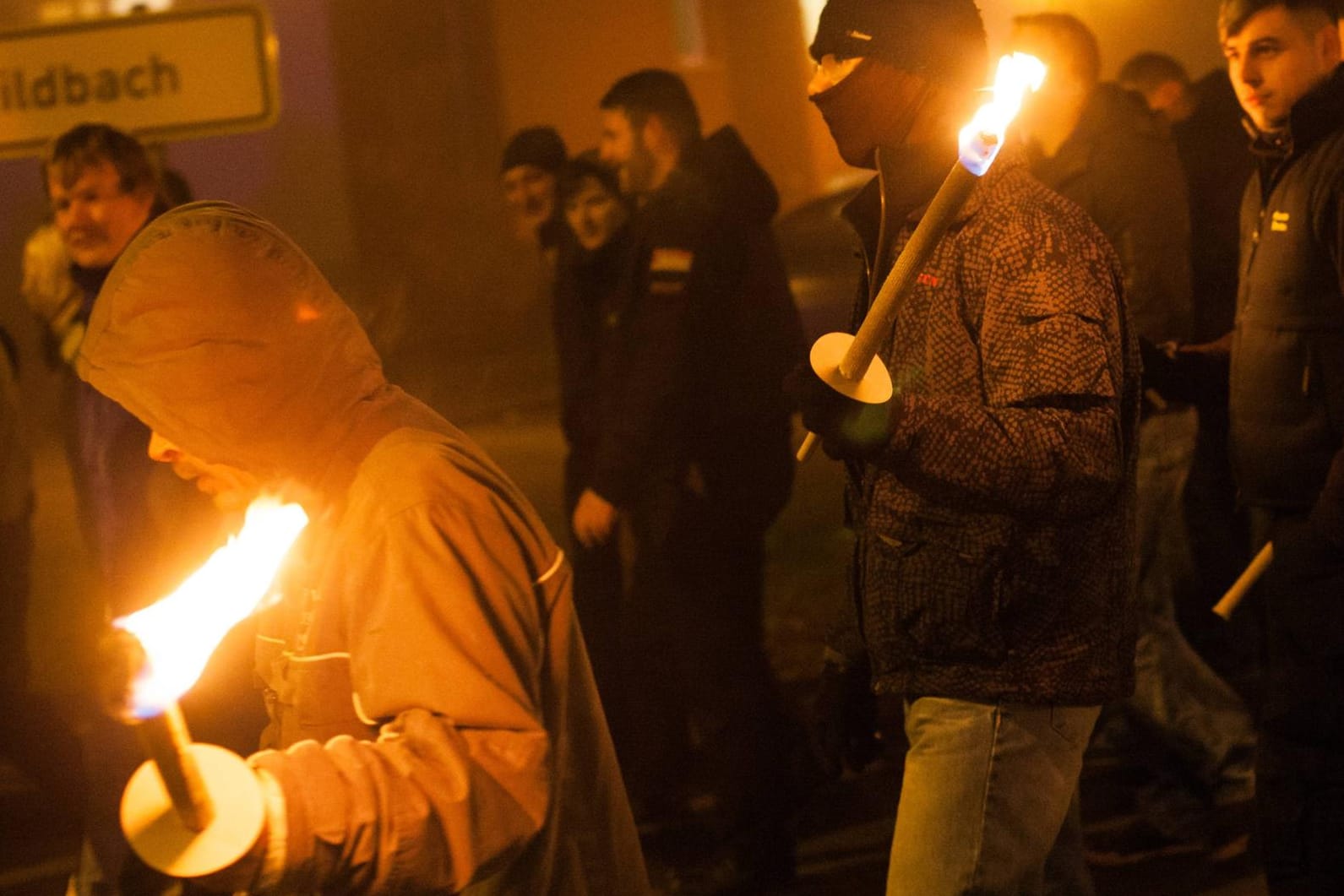 Ein von der NPD angemeldeter Fackelmarsch von Neonazis und Bürgern gegen Asylbewerber im sächsischen Schneeberg wird begleitet von Gegendemonstranten.