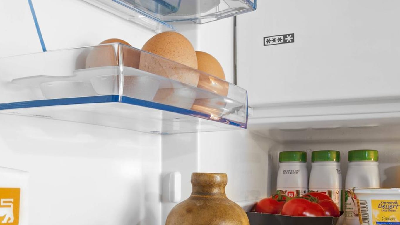 Eier: Mit der Spitze nach unten halten sie länger im Kühlschrank.
