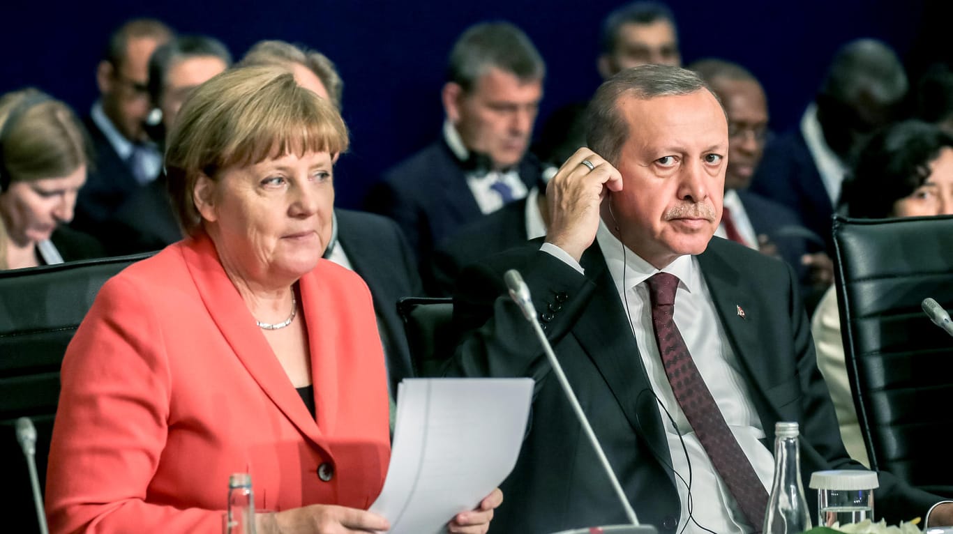 Angela Merkel im Mai 2016 bei einer UN-Konferenz in Istanbul neben dem türkischen Präsidenten Recep Tayyip Erdogan.