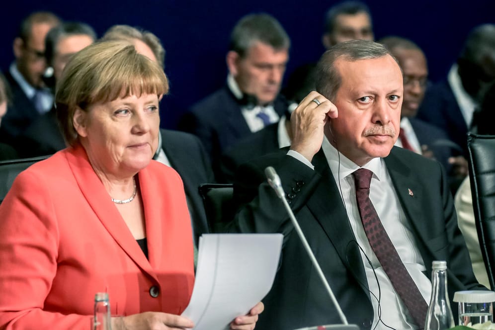 Angela Merkel im Mai 2016 bei einer UN-Konferenz in Istanbul neben dem türkischen Präsidenten Recep Tayyip Erdogan.