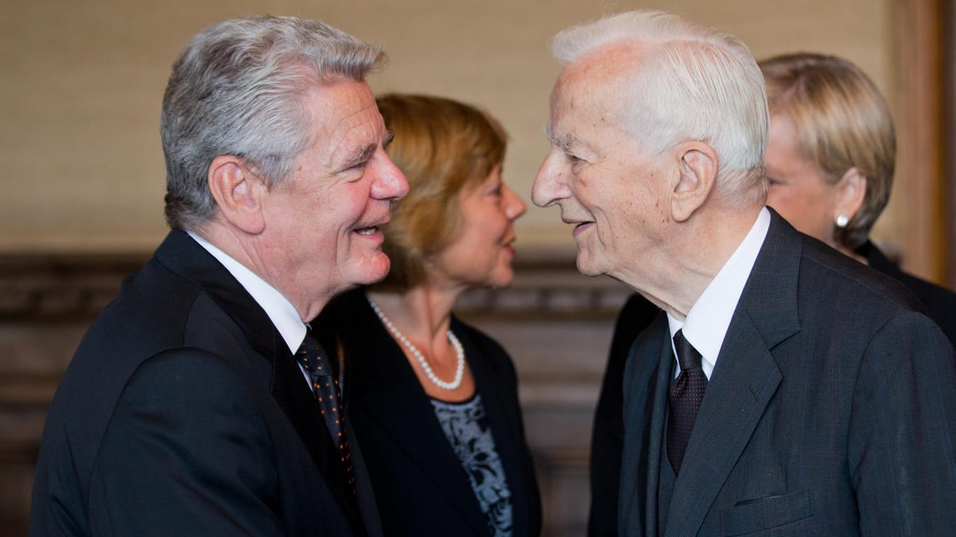 Die Bundespräsidenten Joachim Gauck (li.) und der 2015 verstorbene Richard von Weizsäcker.