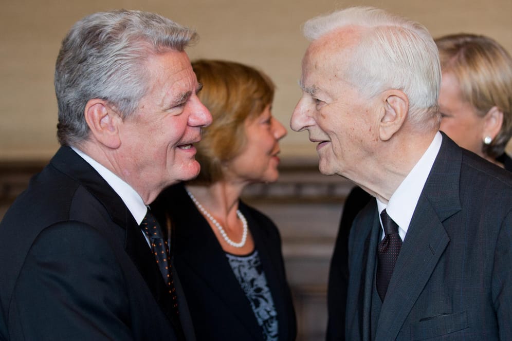 Die Bundespräsidenten Joachim Gauck (li.) und der 2015 verstorbene Richard von Weizsäcker.