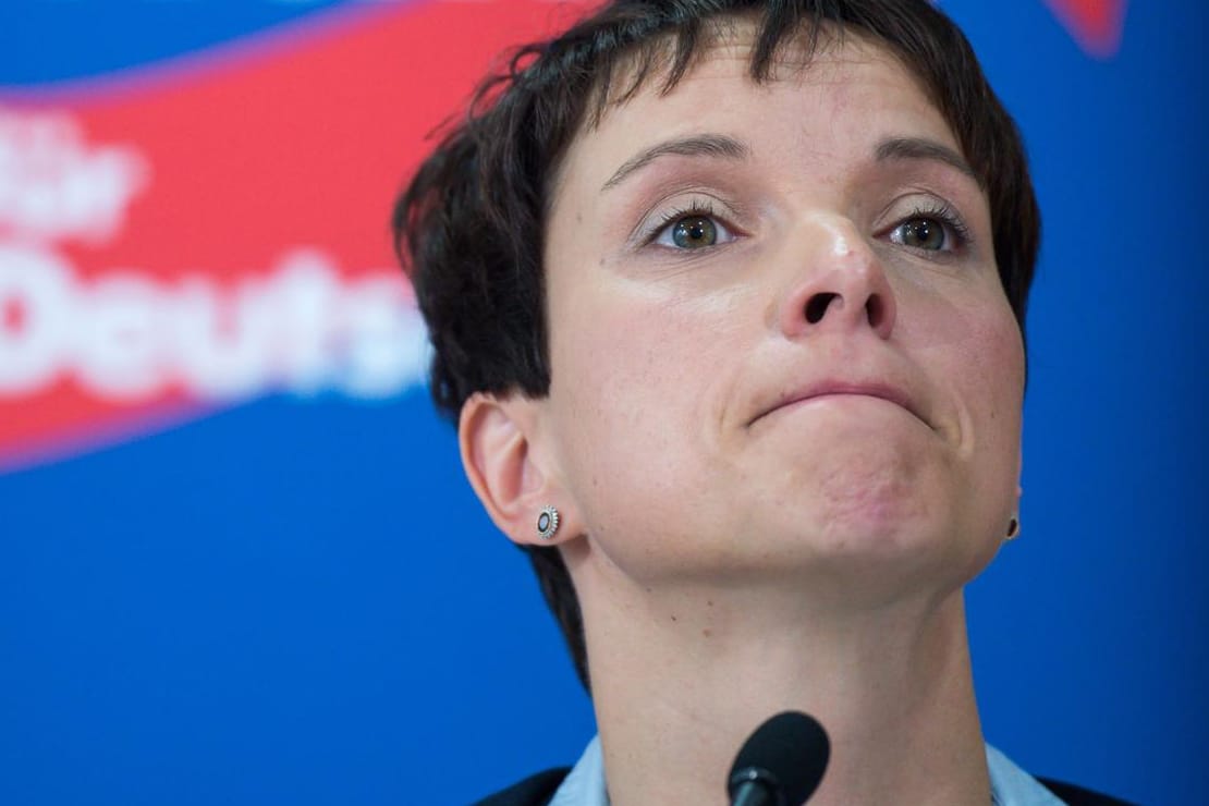 Die rechtspopulistische AfD unter Partei-Chefin Frauke Petry macht in einer Emnid-Umfrage einen Prozentpunkt gut.