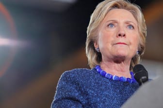 Hillary Clinton wird die E-Mail-Affäre nicht los.