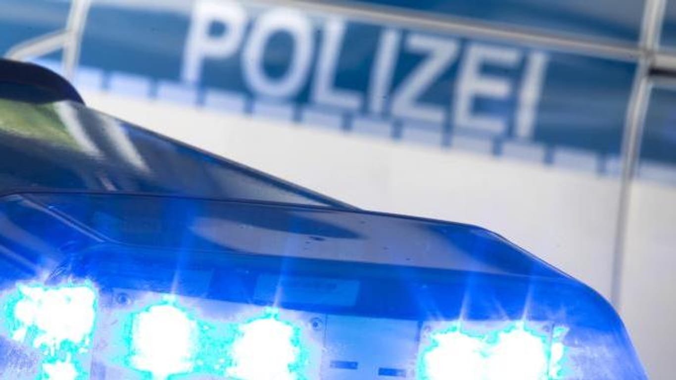 Blaulicht der Polizei (Symbolbild): Bei einer Razzia in Mühlheim stürmten Beamte mehrere Gastronomiebetriebe.