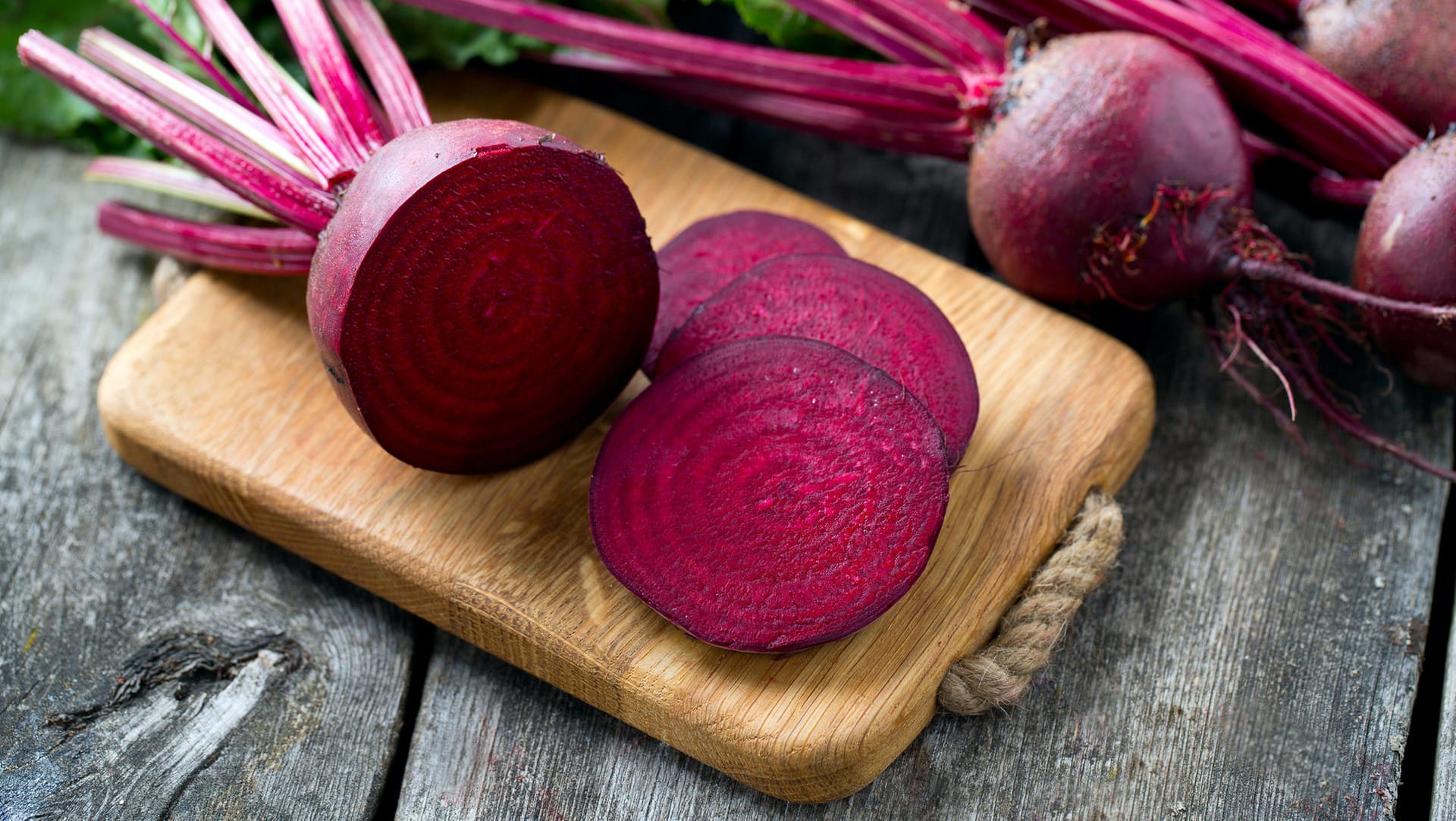 Rote Beete: Verwenden Sie zur Verarbeitung des Gemüses Einmalhandschuhe, damit der Saft Ihre Hände nicht rot färbt.