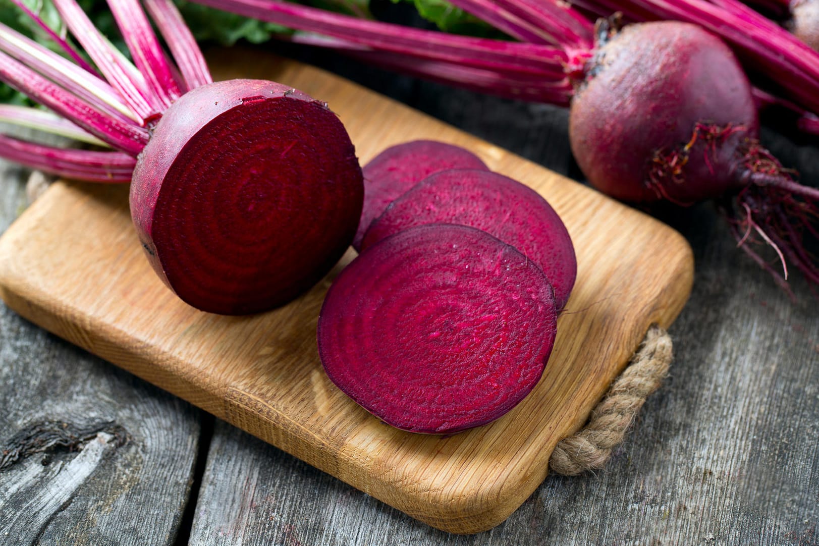 Rote Beete: Verwenden Sie zur Verarbeitung des Gemüses Einmalhandschuhe, damit der Saft Ihre Hände nicht rot färbt.