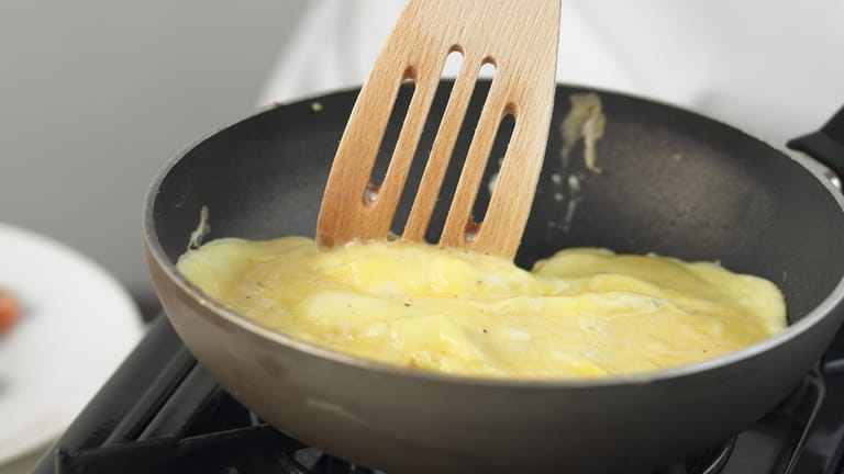 Omelett in der Pfanne: Wenn es langsam fest wird, aber trotzdem noch cremig ist, ist es fertig.