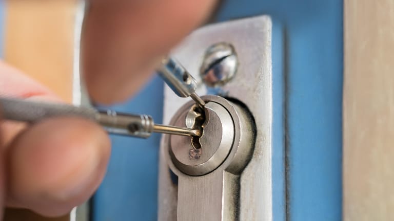 Schloss aufbrechen: Wenn der Schlüsselbart abgebrochen ist, können Sie die Tür mit einem Schraubenzieher aufbrechen.
