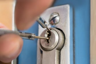 Schloss aufbrechen: Wenn der Schlüsselbart abgebrochen ist, können Sie die Tür mit einem Schraubenzieher aufbrechen.