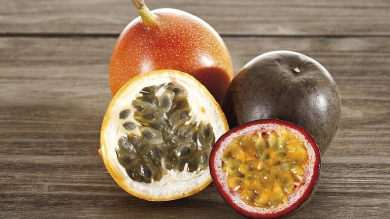 Maracuja (links) und Passionsfrucht (rechts): So sehen die beiden Früchte aufgeschnitten aus.