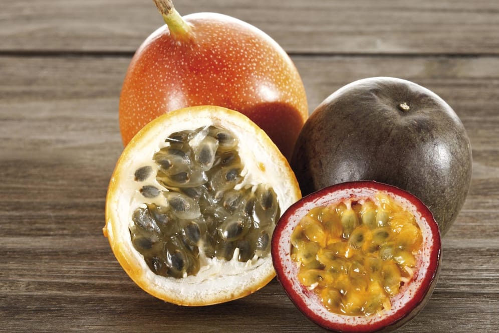 Maracuja (links) und Passionsfrucht (rechts): So sehen die beiden Früchte aufgeschnitten aus.