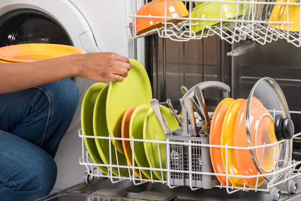 Spülmaschine: Das Geschirr und Besteck muss nicht zwingend mit System einsortiert werden.