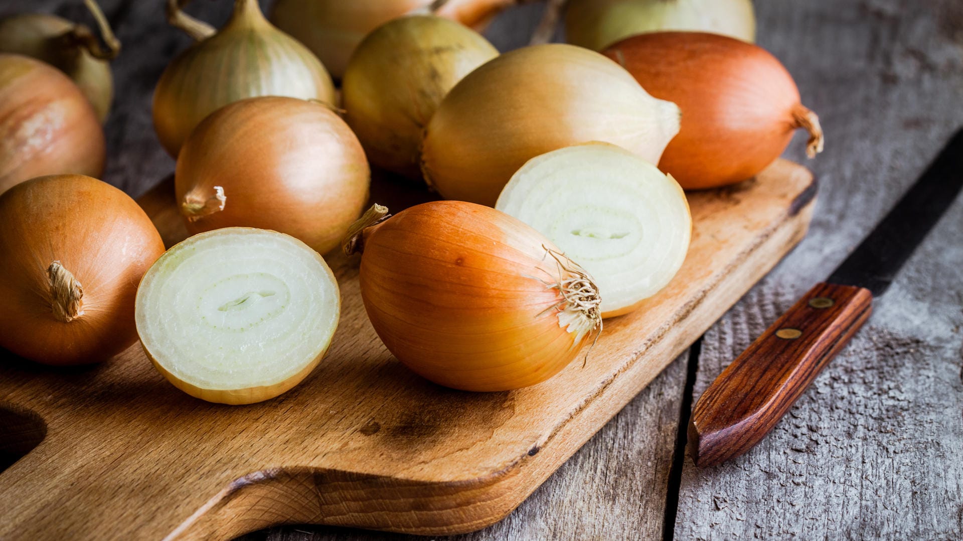 Zwiebeln haben abschwellende und entzündungshemmende Eigenschaften und enthalten viele Mineralstoffe und Vitamine.