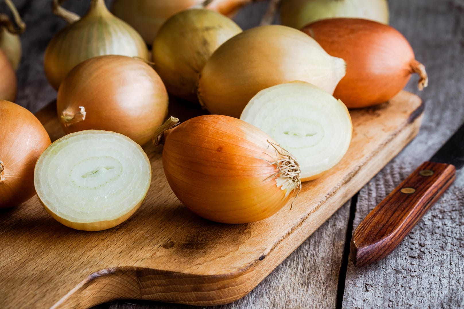 Zwiebeln haben abschwellende und entzündungshemmende Eigenschaften und enthalten viele Mineralstoffe und Vitamine.