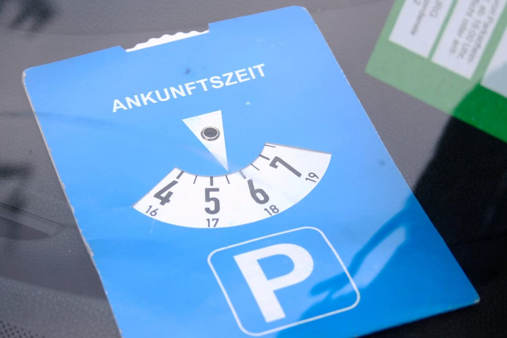 Parkscheibe: Es droht eine Strafgebühr, wenn Autofahrer beim Parken die Parkscheibe vergessen.