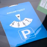 Parkscheibe: Es droht eine Strafgebühr, wenn Autofahrer beim Parken die Parkscheibe vergessen.