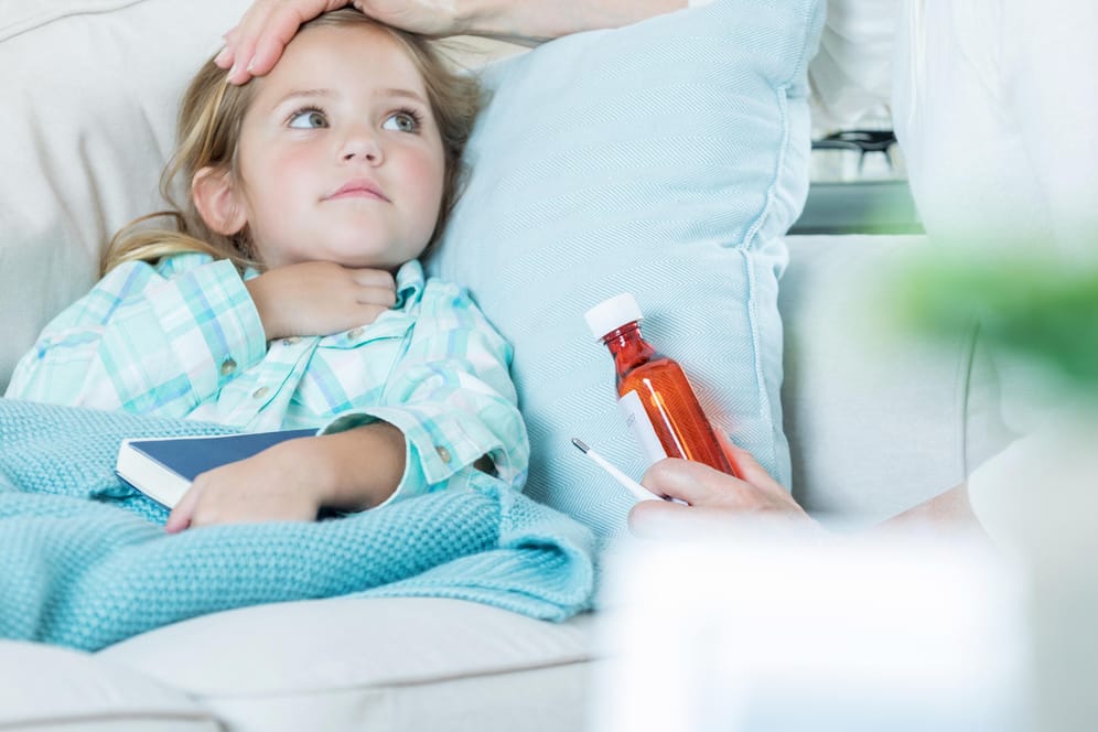 Hinter Halsschmerzen bei Kindern können Erkältungen, Allergien und auch gefährliche Streptokokkeninfektionen stecken.