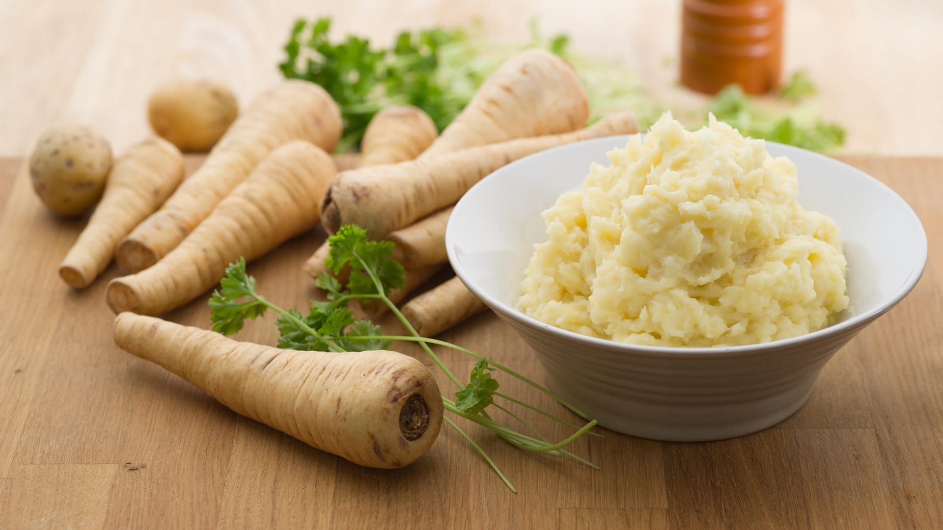 Pastinakenpüree: Mit Butter und Milch wird das Püree schön cremig.