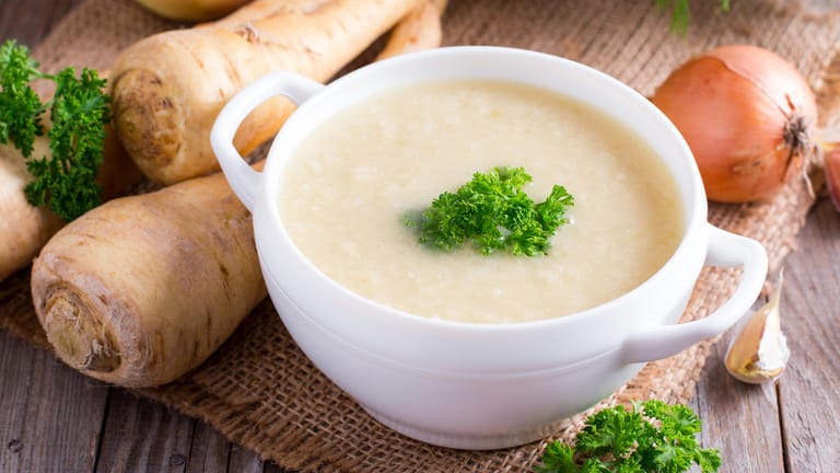 Pastinakensuppe: Das Gemüse für die Suppe wird mit einem Stabmixer püriert.