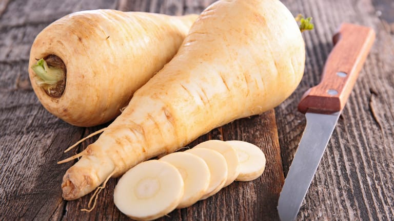 Pastinaken: Sie sehen aus wie weiße Karotten und können auch so zubereitet werden.