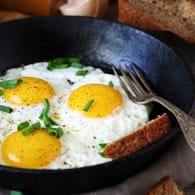 Spiegeleier: Nur ein ganz frisches Ei lässt das Spiegelei garantiert gut aussehen.