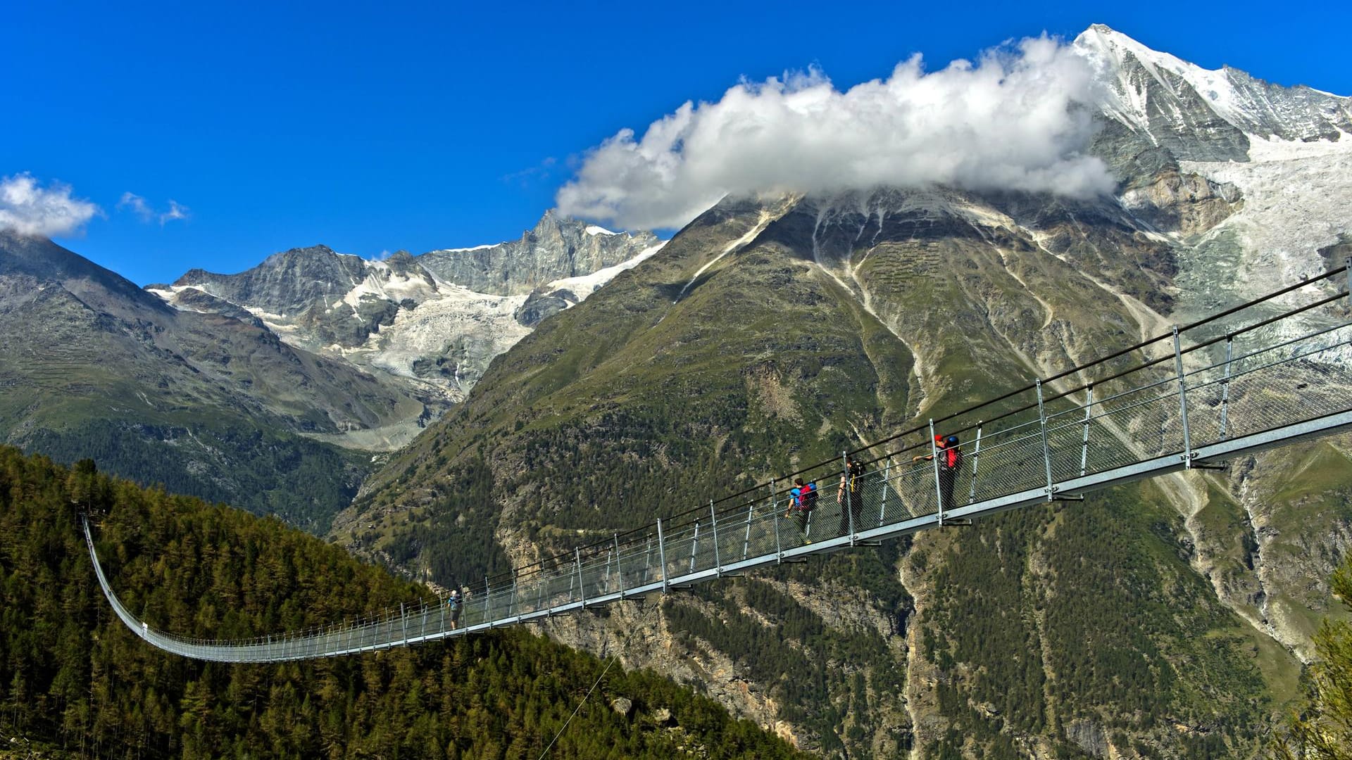 Die Charles-Kuonen-Hängebrücke ist eine der längsten Fußgänger-Hängebrücken der Welt und nur für schwindelfreie Besucher geeignet.