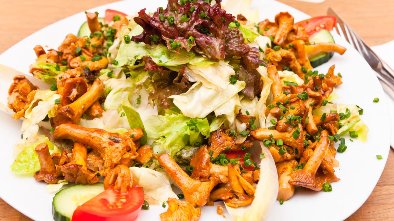 Salat mit Pfifferlingen: Mit der richtigen Vorgehensweise können Sie Pilze bedenkenlos einfrieren und auftauen.