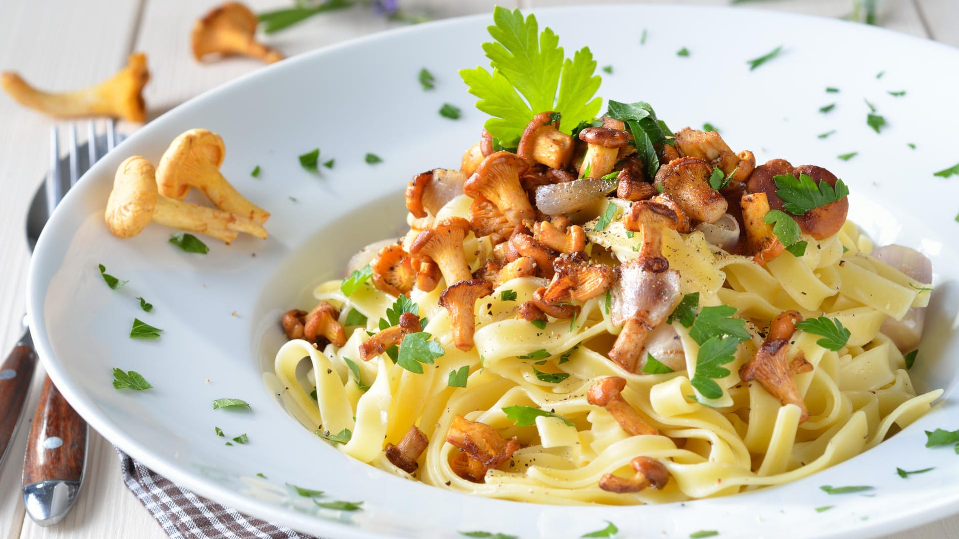 Kochen mit Pfifferlingen: Die Pilze passen nicht nur gut zu Fleischgerichten, sondern auch zu einfachen Nudelgerichten.