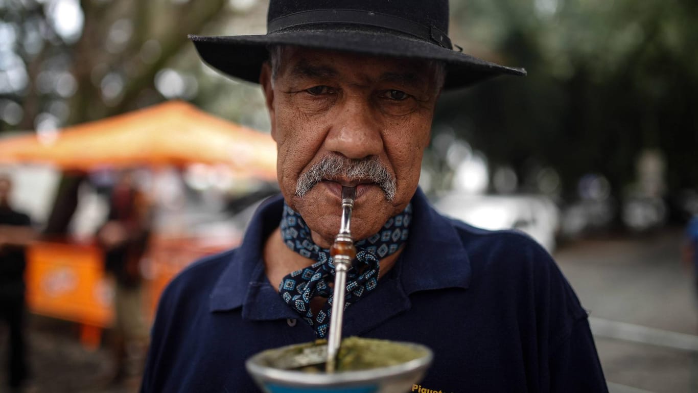 Mate: Ein Brasilianer saugt den Tee durch die Bombilla.
