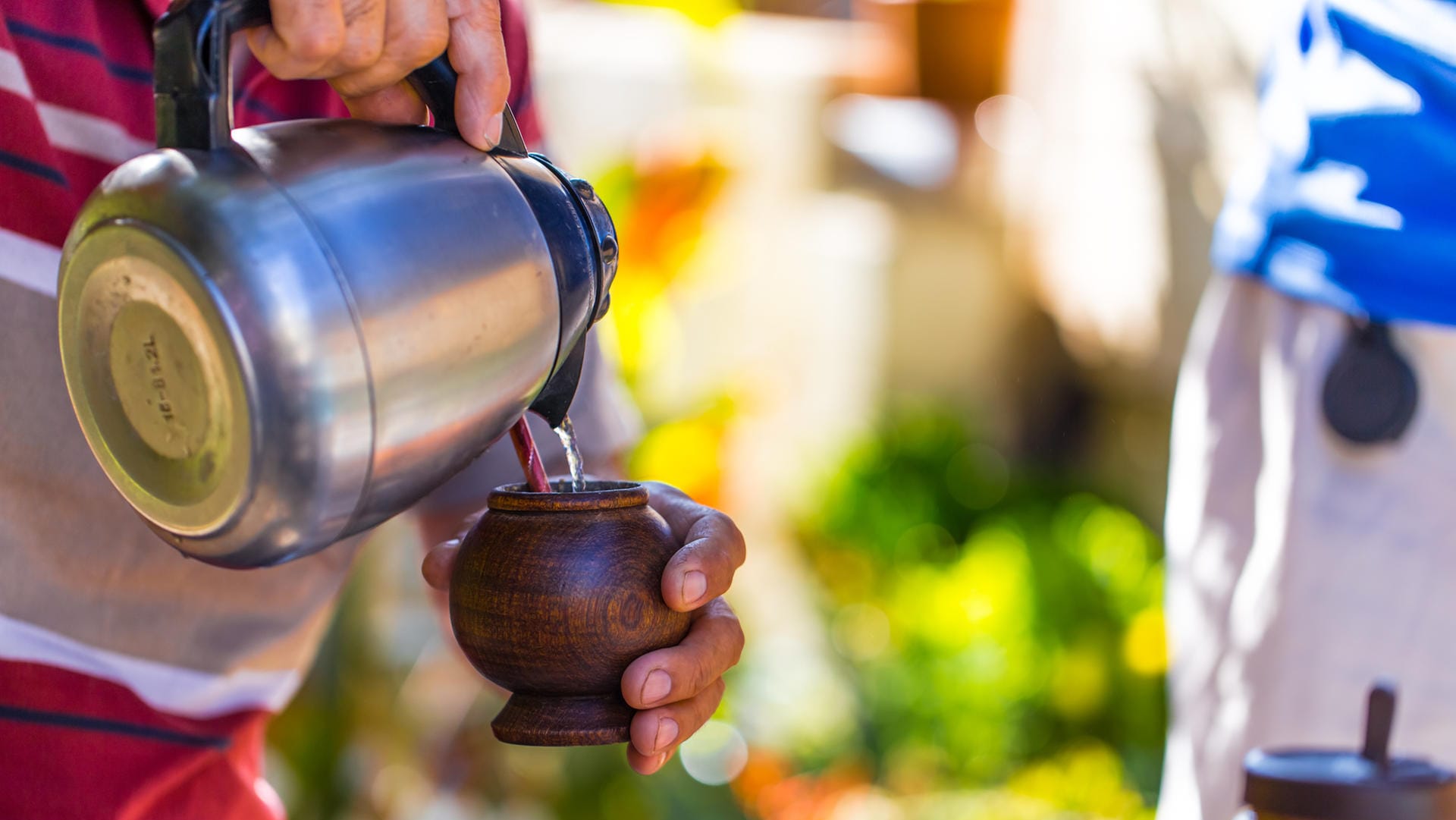 Matetee: Der erste Aufguss schmeckt oft bitter und wird einfach ausgespuckt.