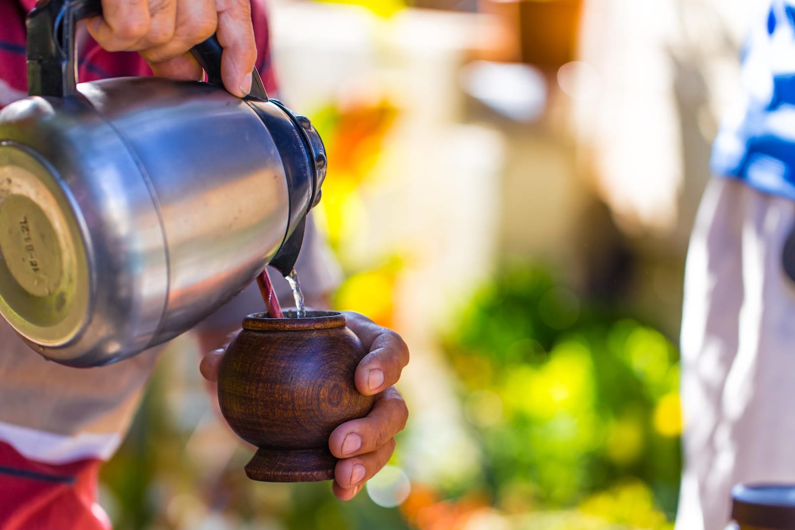 Matetee: Der erste Aufguss schmeckt oft bitter und wird einfach ausgespuckt.