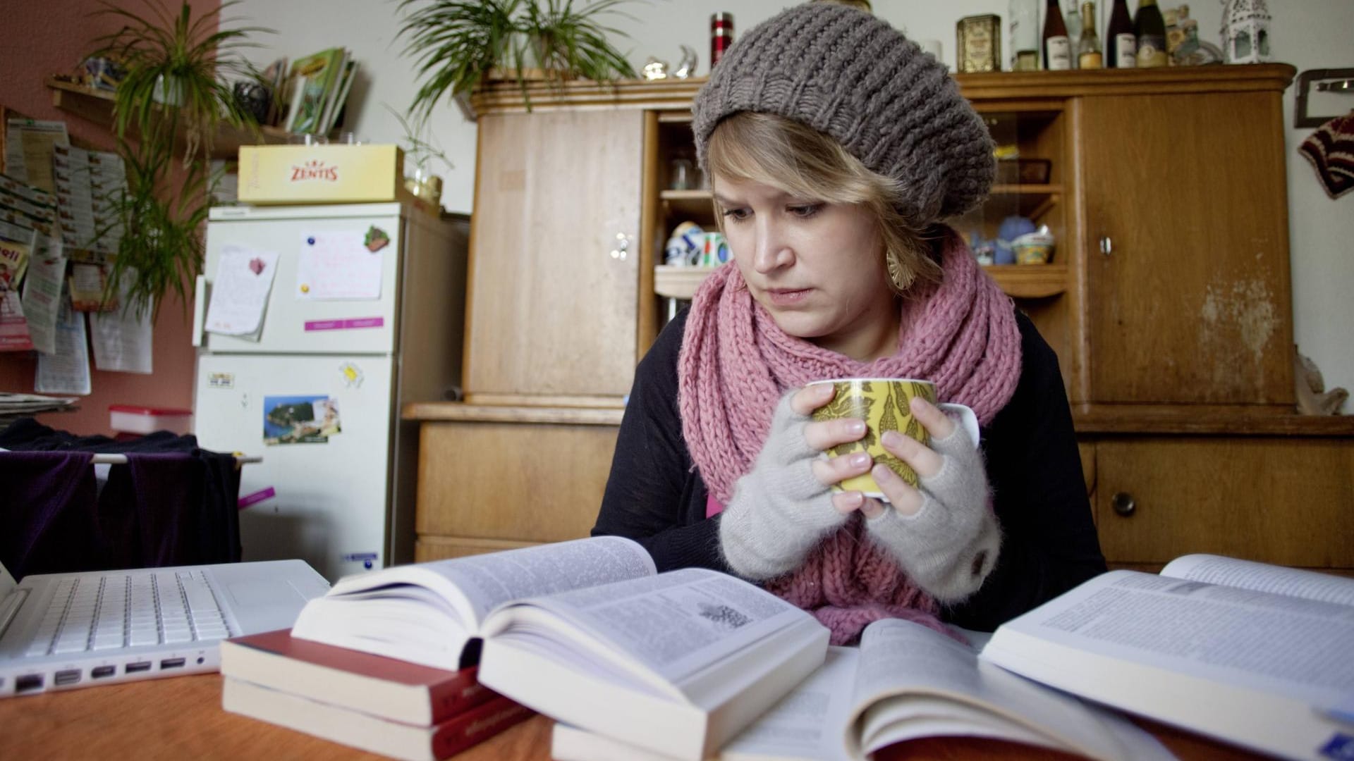 Studentin friert in der Wohnung