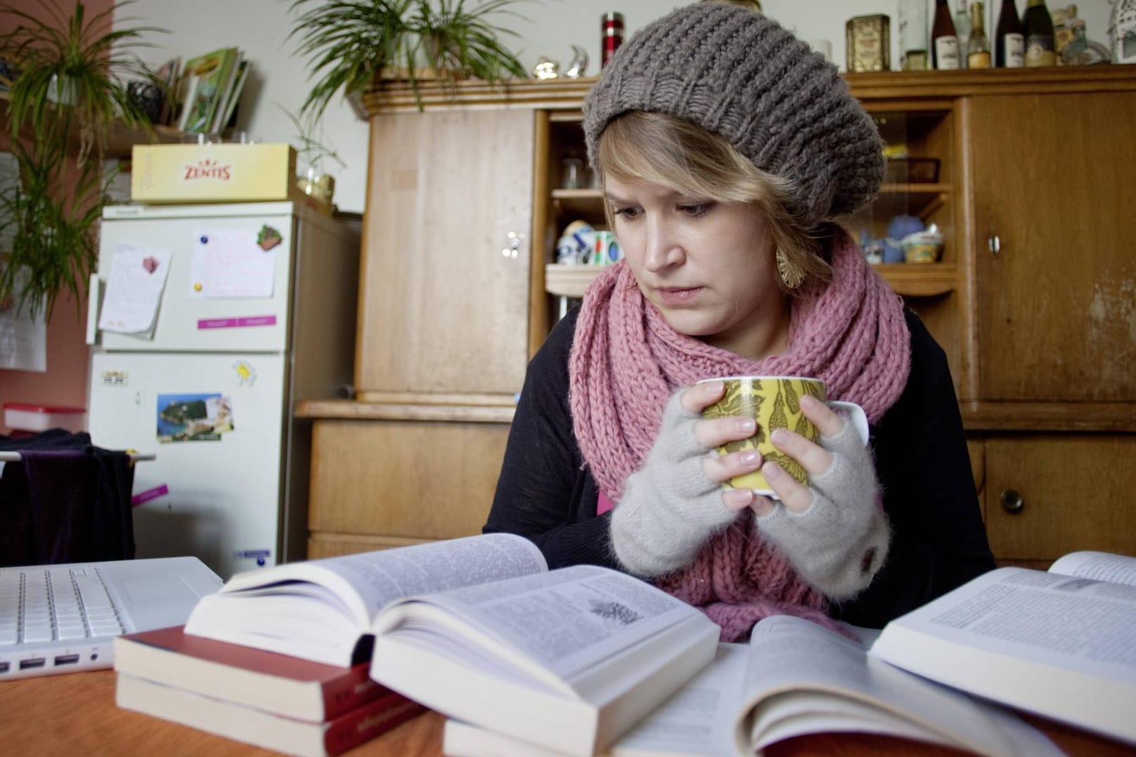 Studentin friert in der Wohnung